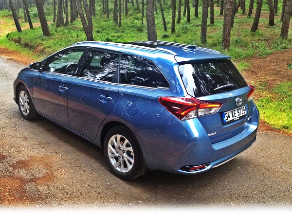Toyota Auris Touring Sports Premium Multidrive S Test