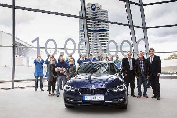 On milyonuncu BMW 3 Serisi Sedan Münih’te yer alan BMW Welt’te teslim edildi