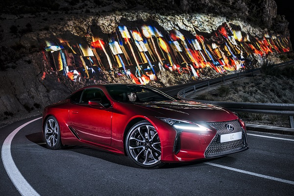 Lexus’un Süper Coupe’si LC 500, Dağ Yollarında Gövde Gösterisi Yaptı
