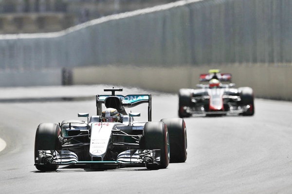 Singapur’da Zafer Nico Rosberg’in…..