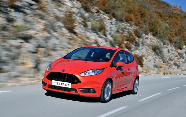 Ford’da spor otomobil heyecanı devam ediyor… Performans, tasarım ve verimlilik: Ford Focus ST ve Fiesta ST