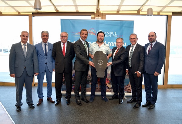 İstanbul Shopping Fest talihlisi Mercedes-Benz Vito’yu teslim aldı