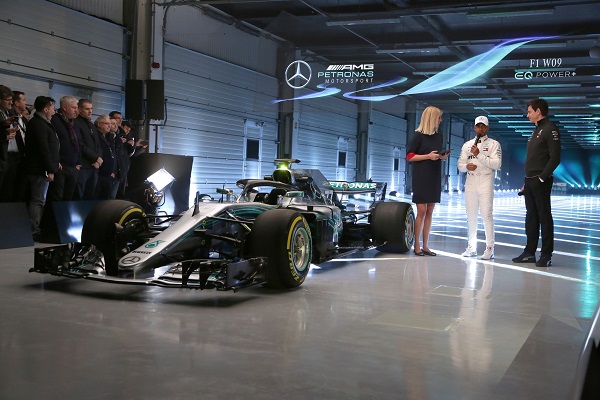 F1 için geri sayım başladı: Mercedes-AMG F1 W09 EQ Power+ gün yüzüne çıktı