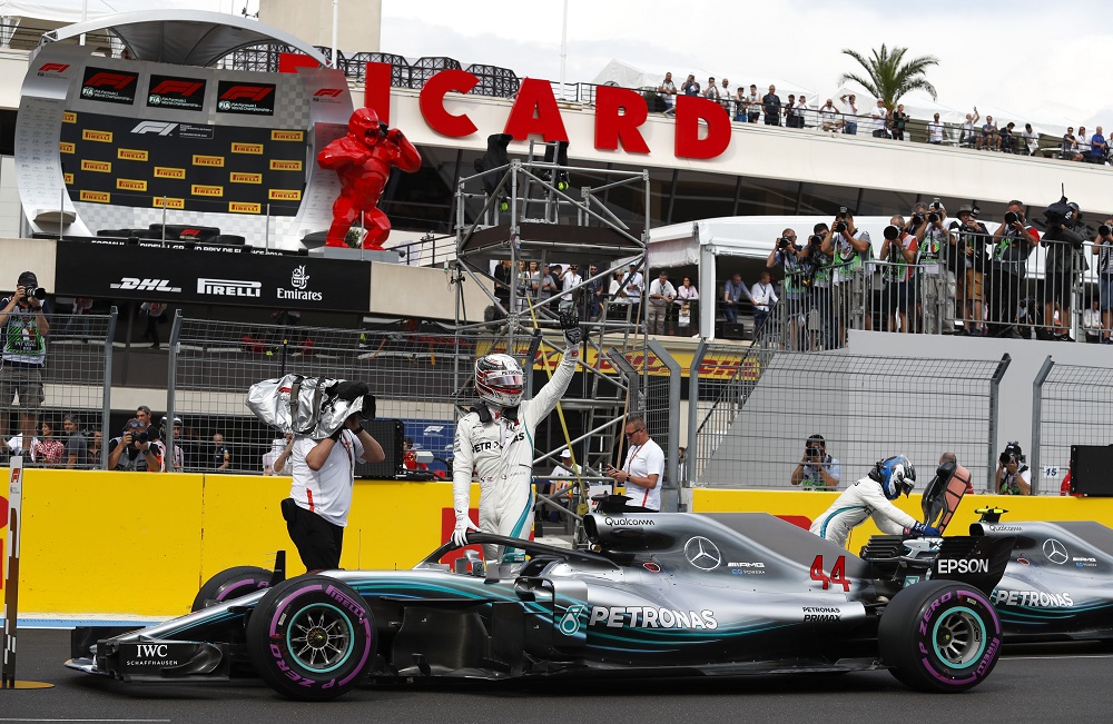 F1: Lewis Hamilton Siver Arrows ile 44. galibiyetini aldı!