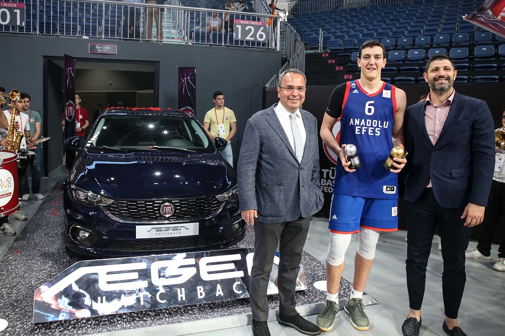 Basketbolun “Ezber Bozan Genç Oyuncusu”na Fiat’ın “Ezber Bozan Egea”sı Hediye!
