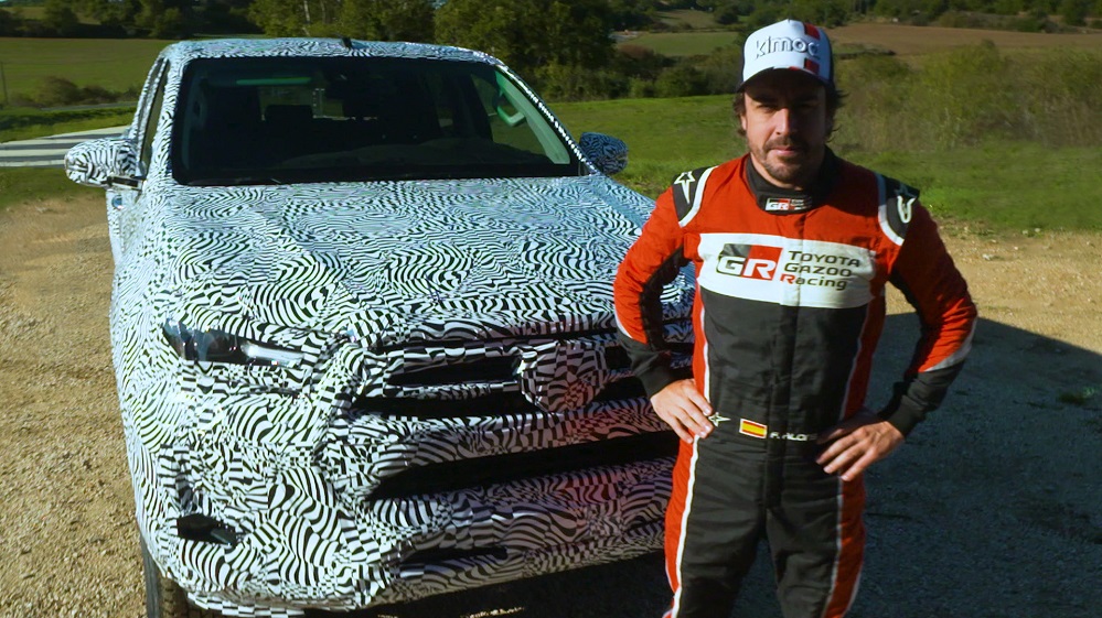 Toyota Hilux’ın üretim öncesi yeni nesil prototipi, ilk olarak motorsporlarının efsane ismi Fernando Alonso tarafından test edildi