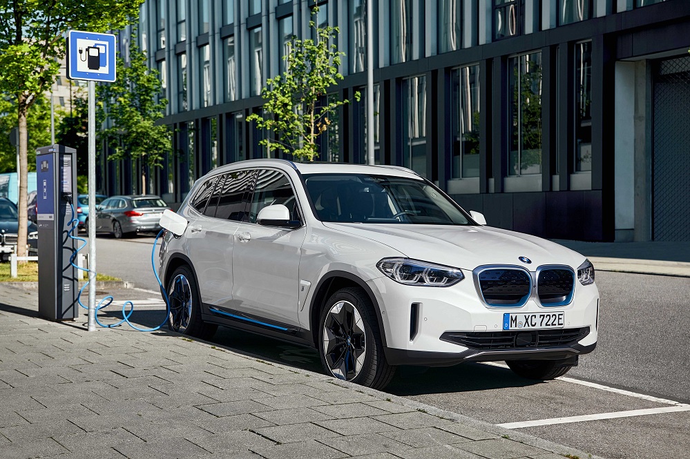 BMW’nin Tamamen Elektrikli İlk ‘’X’’ Modeli Yeni BMW iX3 Yollara Çıkmaya Hazır