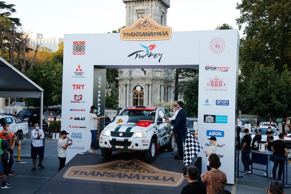 Pandemi döneminde organize edilen dünyanın ilk rally raid yarışı TransAnatolia’nın seramonik start’ı Dolmabahçe’den yapıldı