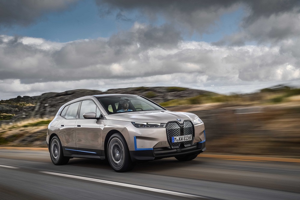 BMW Mobilitenin Geleceğine Giden Yolu  BMW iX ile Aydınlatıyor