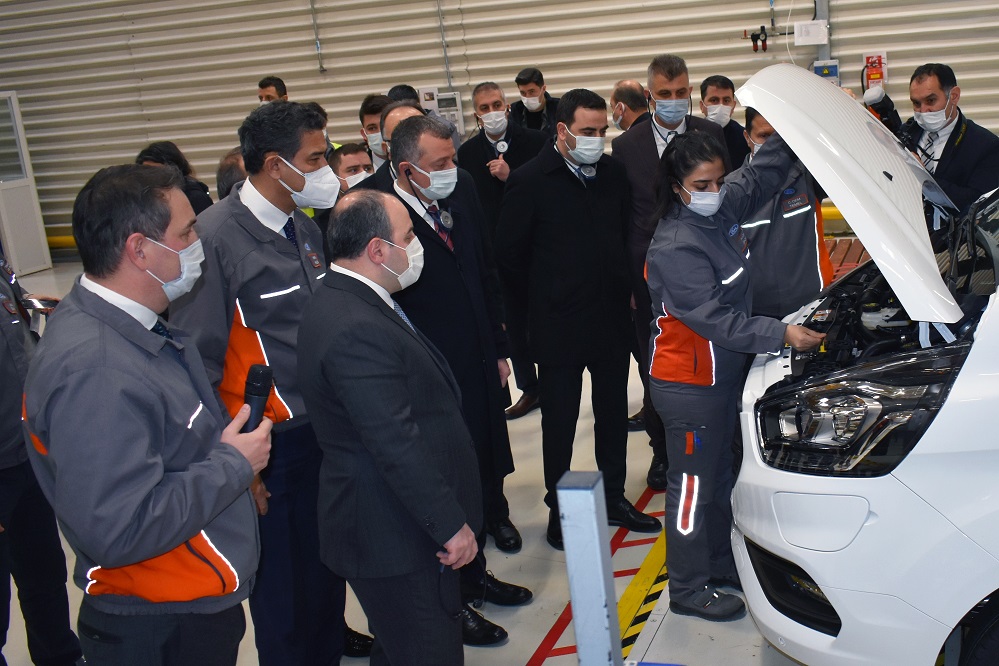 Sanayi ve Teknoloji Bakanı Varank, Ford Otosan’ın Kocaeli’deki yeni yatırım çalışmalarını yerinde inceledi