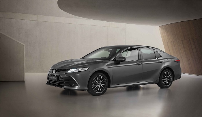Toyota Camry Yenilendi