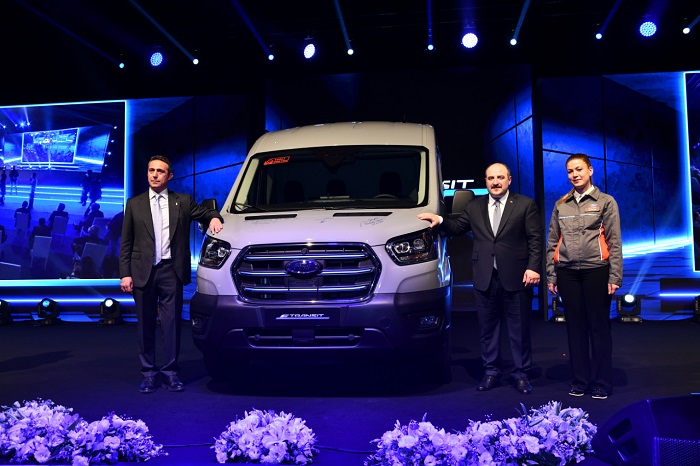 Ford’un Avrupa’daki ilk elektrikli ticari aracı Ford E-Transit’i, Kocaeli fabrikalarında hattan indirdi