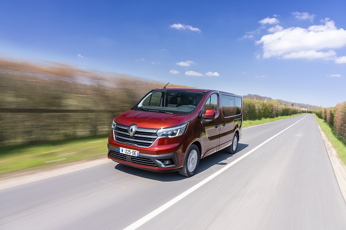 Yenilenen Renault Trafic, farklı kullanım gereksinimlerine hitap eden tüm versiyonlarıyla Türkiye’de satışa sunuldu.