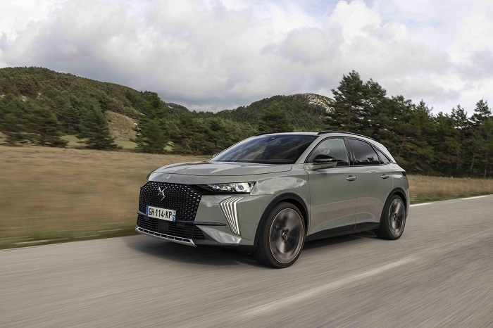 YENİ DS 7 E-TENSE, PARIS MODA HAFTASI HAUTE COUTURE DEFİLELERİNDE EN BÜYÜK FENOMENLERE EŞLİK EDİYOR!
