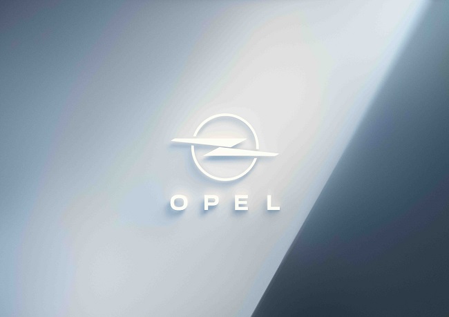 Opel, yeni “Şimşek” logosunu tanıttı.