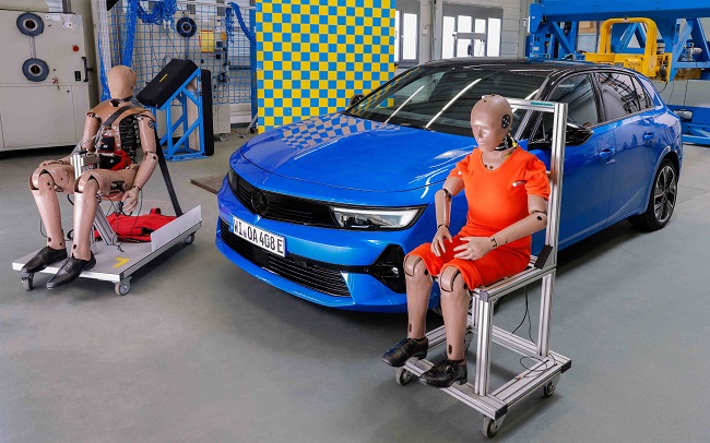 Opel Emniyet Kemeri Kullanımının 50. Yılını Kutluyor