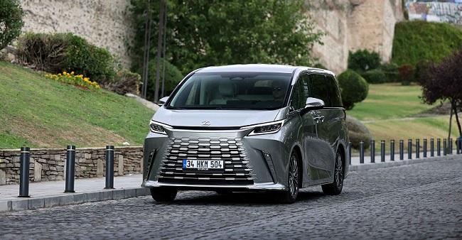 Lexus’un Yeni LM Modeli Türkiye’de