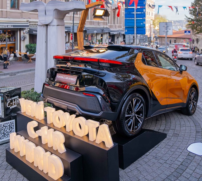 Yeni Toyota C-HR Hybrid İlk Kez Artweeks Akaretler’de