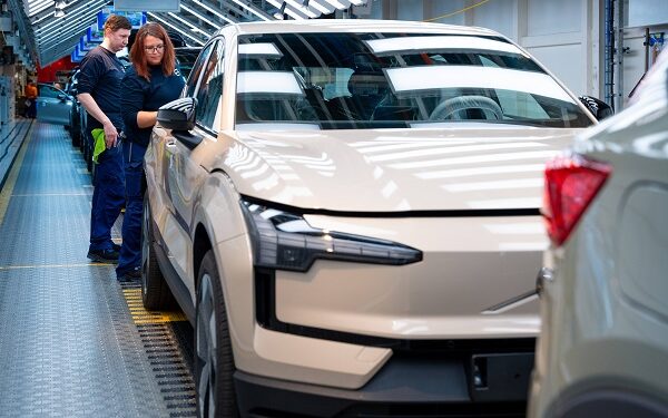 Volvo Cars, tamamen elektrikli EX30 modelinin üretimine Avrupa’da başladı