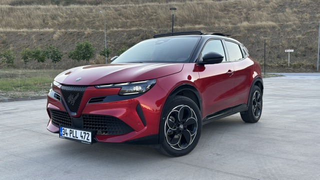 Alfa Romeo Junior Hybrid Testi